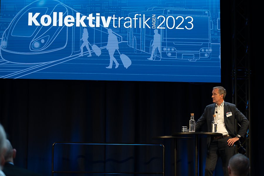 Jan Kilström på scen under Kollektivtrafikdagen 2023.